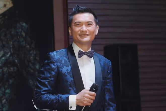 TVB前男星自閉症兒子驚喜現身，已17歲被爸爸栽培成音樂才子！自稱拍戲拒演反派！