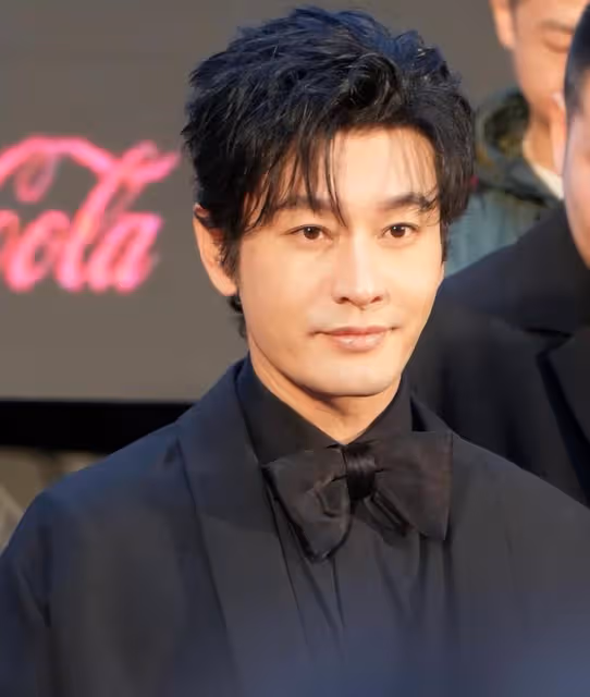 東京電影節，修身禮服裙「裹身」的何超瓊，詮釋了什麼叫美不自知
