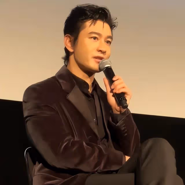 東京電影節，修身禮服裙「裹身」的何超瓊，詮釋了什麼叫美不自知