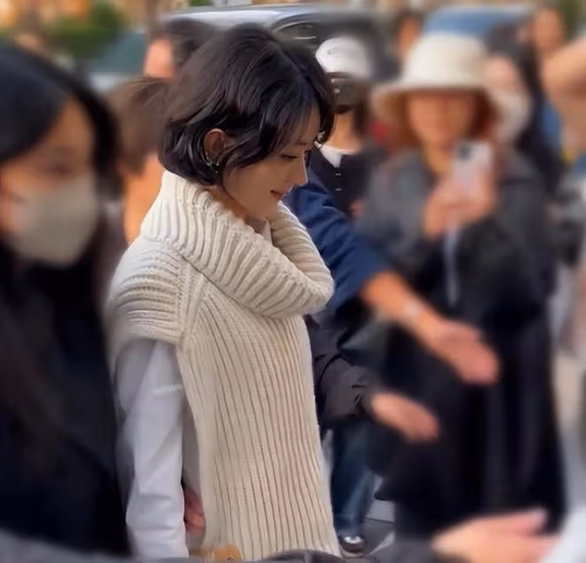 東京電影節，修身禮服裙「裹身」的何超瓊，詮釋了什麼叫美不自知