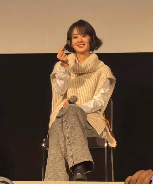 東京電影節，修身禮服裙「裹身」的何超瓊，詮釋了什麼叫美不自知