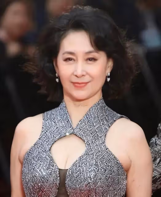 東京電影節，修身禮服裙「裹身」的何超瓊，詮釋了什麼叫美不自知