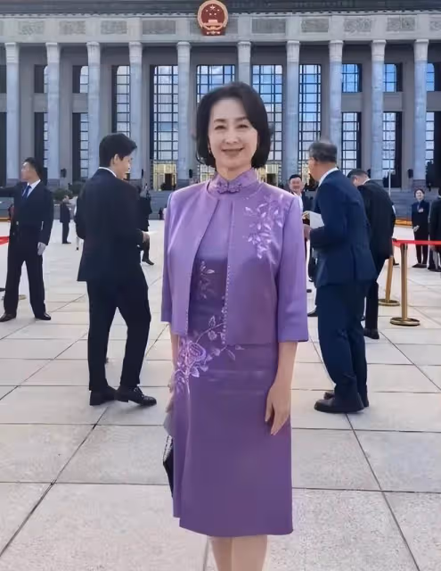 東京電影節，修身禮服裙「裹身」的何超瓊，詮釋了什麼叫美不自知
