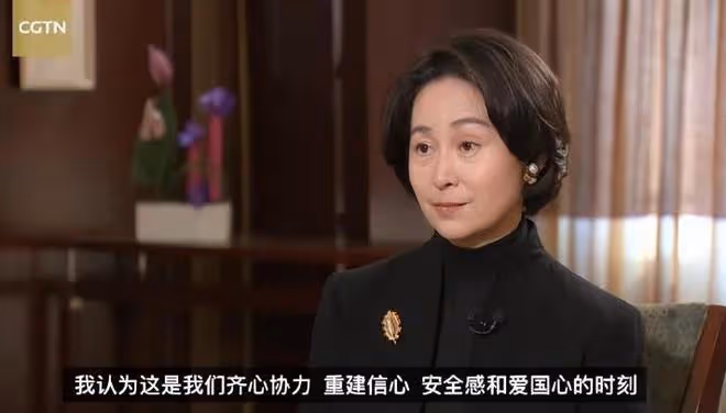 東京電影節，修身禮服裙「裹身」的何超瓊，詮釋了什麼叫美不自知