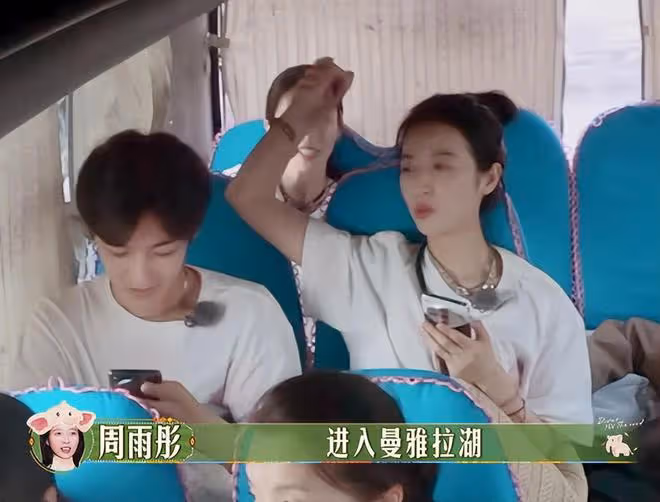 周雨彤直播回應近期爭議上熱搜，評論區直接淪陷，杜華的話應驗了