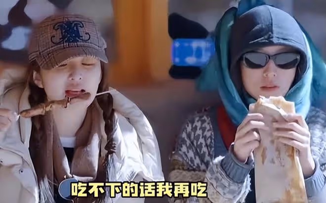 周雨彤直播回應近期爭議上熱搜，評論區直接淪陷，杜華的話應驗了