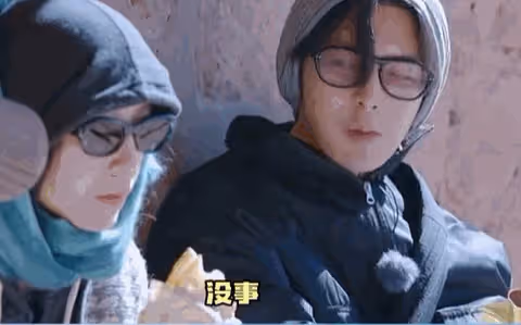 周雨彤直播回應近期爭議上熱搜，評論區直接淪陷，杜華的話應驗了