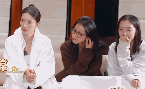 周雨彤直播回應近期爭議上熱搜，評論區直接淪陷，杜華的話應驗了