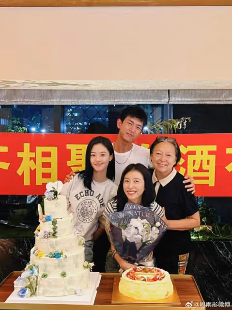 網友真會扒!周雨彤歷年蹭熱度營銷CP的男藝人!肖戰李現是受害者