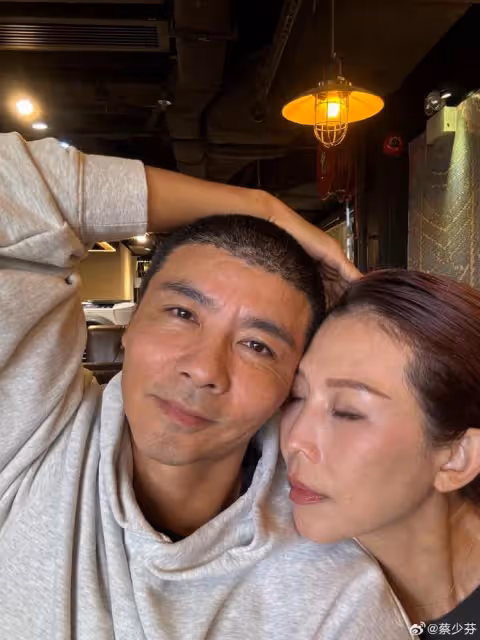 蔡少芬曬與張晉貼臉合照,老兩口夫妻相超絕,娘娘蓋章越長越像