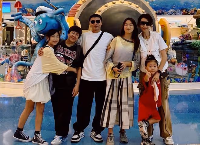 蔡少芬曬與張晉貼臉合照,老兩口夫妻相超絕,娘娘蓋章越長越像
