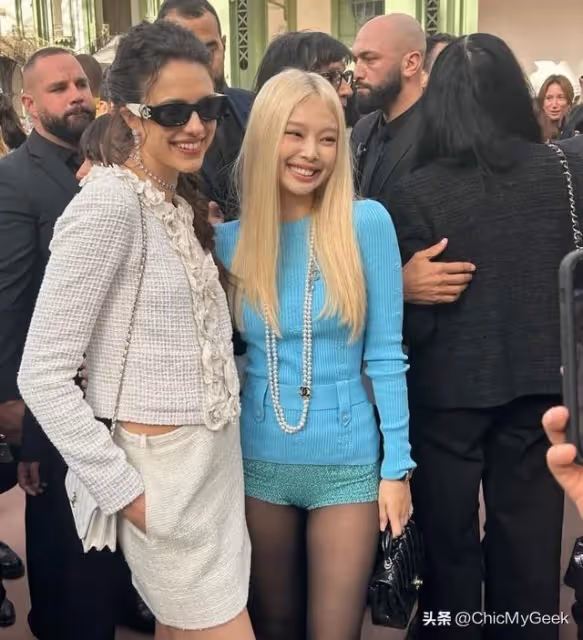 星二代就是敢說，香奈兒大秀上揭穿Jennie金髮秘密！