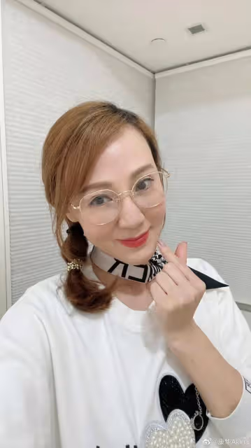 知名港女星憑台慶劇獲關注!穿旗袍盡顯嫵媚,投資有道是圈中富婆