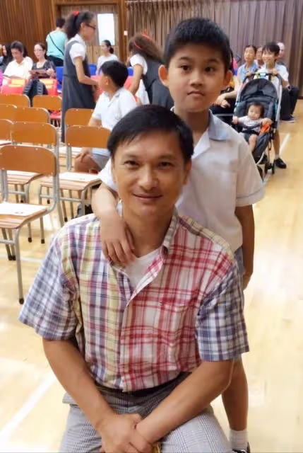 TVB前當家小生近況曝光!攜自閉症兒子罕現身,被贊高大又帥氣