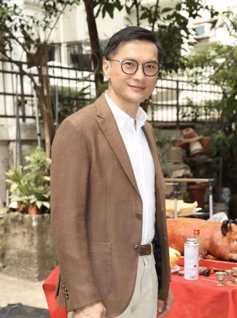 TVB前當家小生近況曝光!攜自閉症兒子罕現身,被贊高大又帥氣