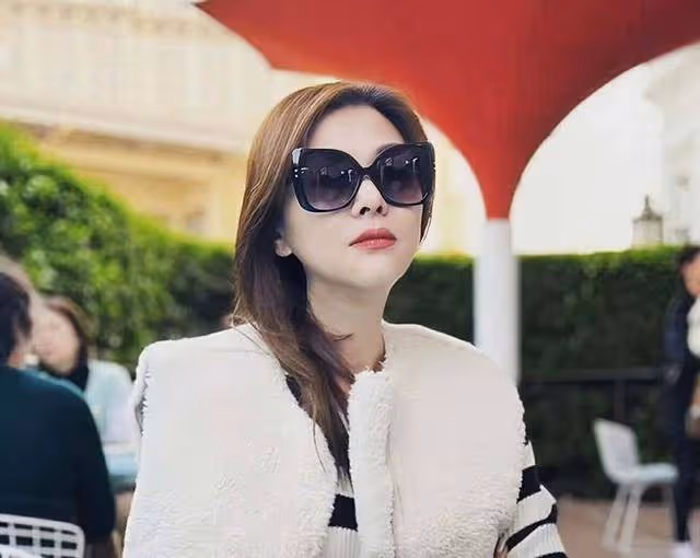 郭富城初戀女友風韻猶存,離婚後當單親媽媽,女兒參加選美比賽