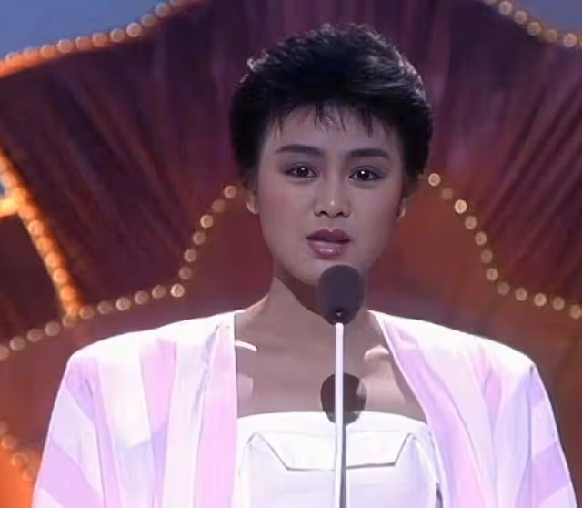郭富城初戀女友風韻猶存,離婚後當單親媽媽,女兒參加選美比賽