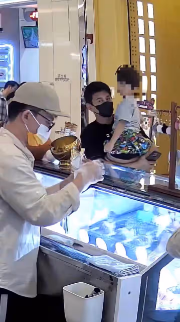 吳奇隆帶兒子買冰淇淋被偶遇!步步被爸爸抱著好乖巧