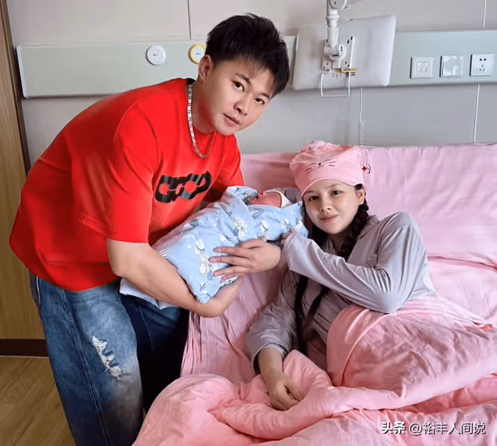 網紅許華升官宣妻子產子,一家三口合照太溫馨,不拿孩子炒作獲贊