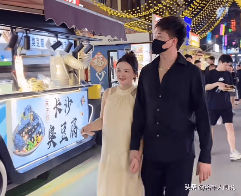 網紅許華升官宣妻子產子,一家三口合照太溫馨,不拿孩子炒作獲贊