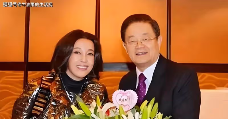 劉曉慶曾出軌小20歲攝影師，露骨聊天記錄曝光，全是虎狼之詞