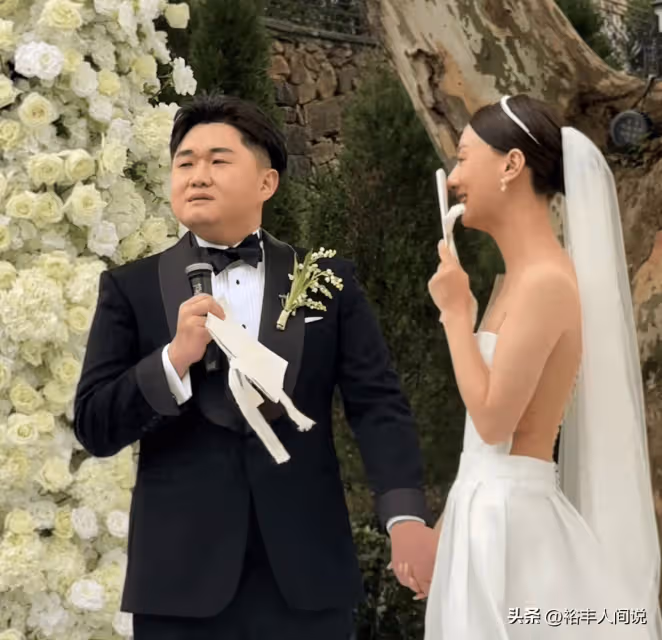 張百喬小雪婚禮太有面!於正坐頭排,因與郭艾倫十指相扣遭調侃