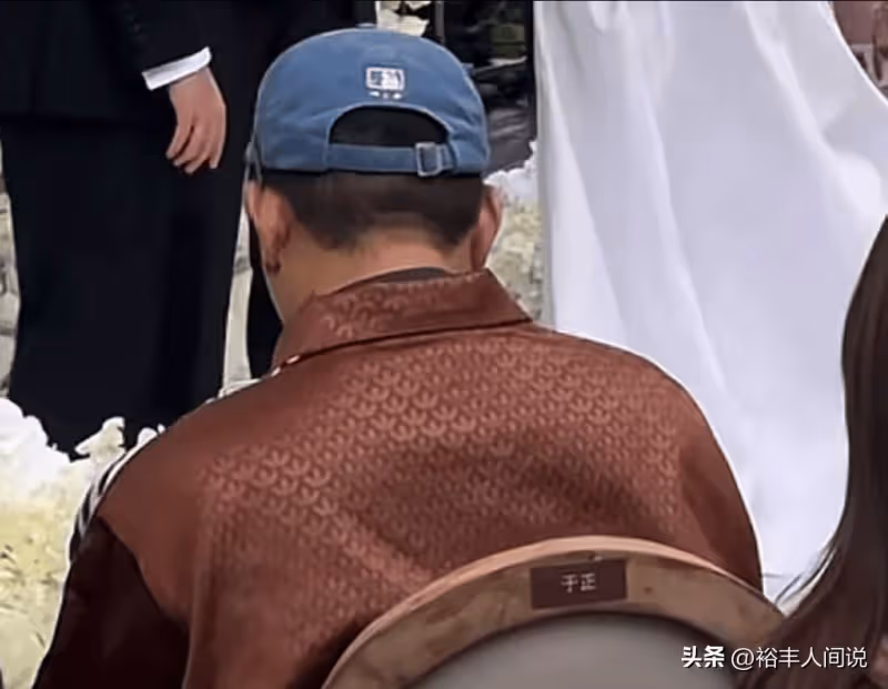 張百喬小雪婚禮太有面!於正坐頭排,因與郭艾倫十指相扣遭調侃