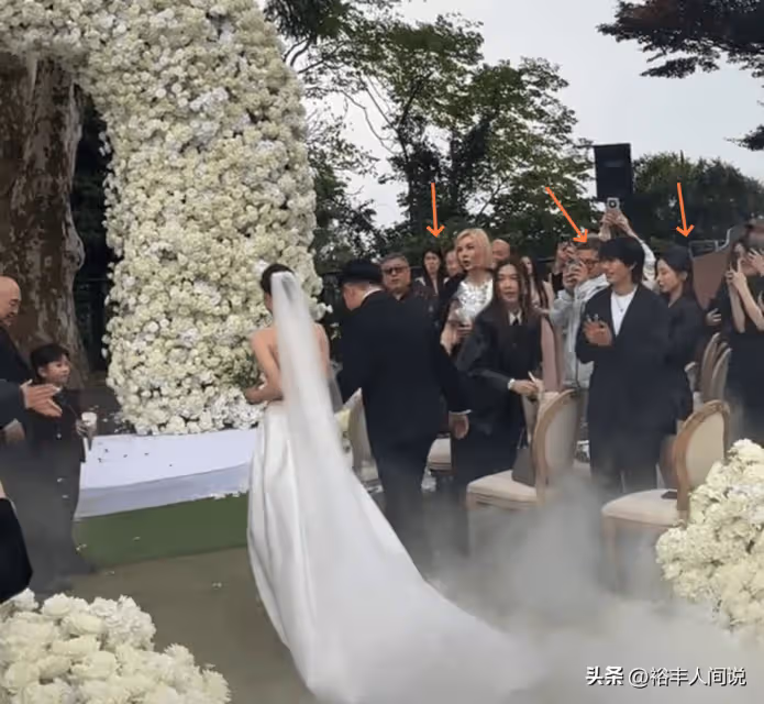 張百喬小雪婚禮太有面!於正坐頭排,因與郭艾倫十指相扣遭調侃