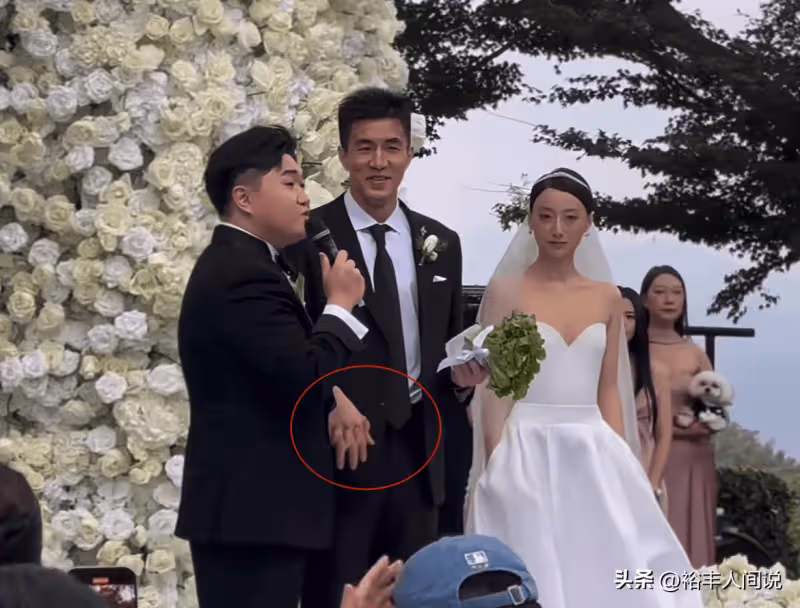 張百喬小雪婚禮太有面!於正坐頭排,因與郭艾倫十指相扣遭調侃