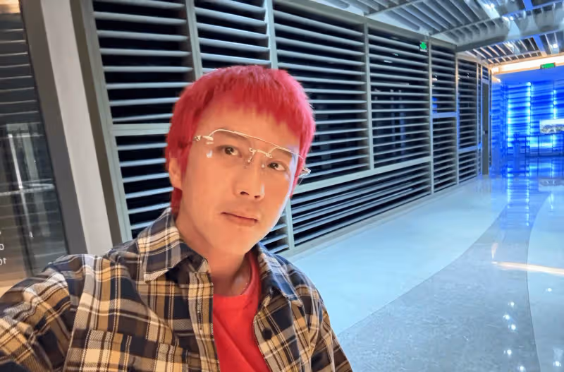 鄧超曬自拍心情超好,染紅髮後顏值超高宛如校草
