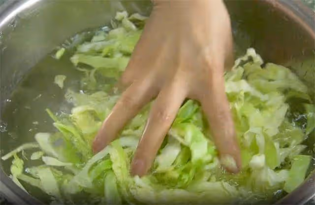 包菜炒粉條怎樣做才好吃?技巧全在這裡,難怪以前炒的粉條老粘鍋