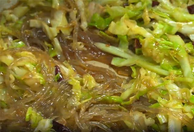包菜炒粉條怎樣做才好吃?技巧全在這裡,難怪以前炒的粉條老粘鍋