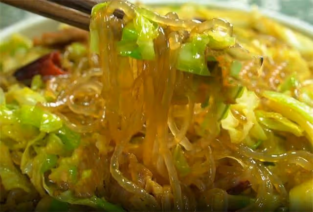 包菜炒粉條怎樣做才好吃?技巧全在這裡,難怪以前炒的粉條老粘鍋