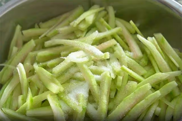 西瓜全身都是寶,瓜皮一定別扔掉,做成開胃菜,很多人沒吃過