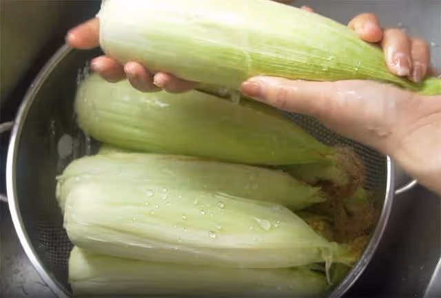 煮玉米10人9錯,難怪不好吃,教你3個技巧,個個軟糯香甜又好吃