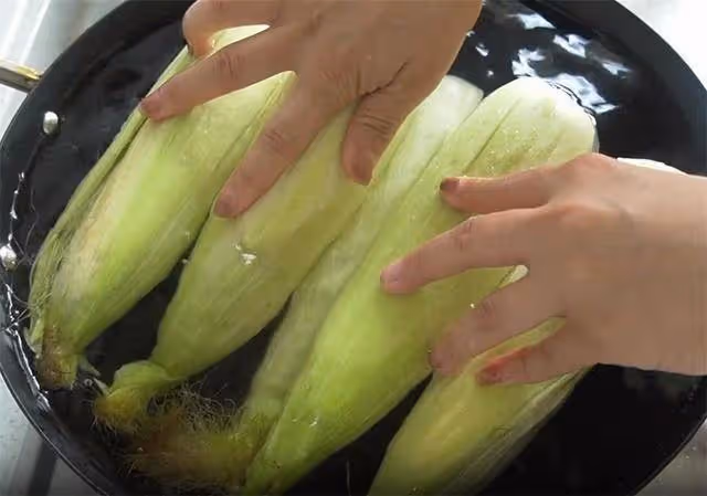 煮玉米10人9錯,難怪不好吃,教你3個技巧,個個軟糯香甜又好吃
