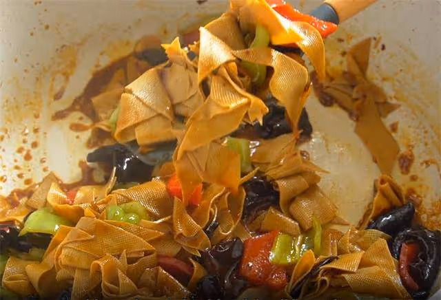 秋天就饞這鍋豆腐皮,一周至少吃4頓,香辣開胃,拿肉菜也不想換
