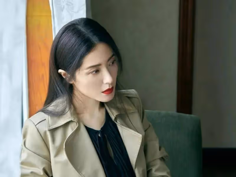 同窗大紅大紫,「班花」曾黎卻不溫不火,事業愛情都被美貌拖累了?