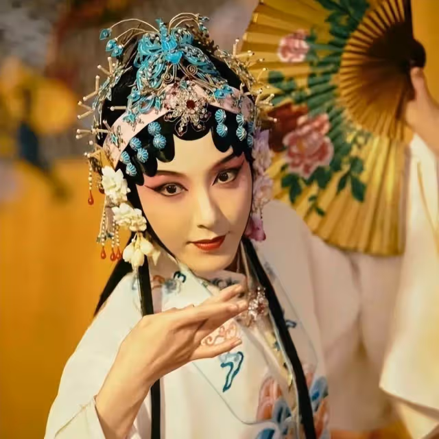 同窗大紅大紫,「班花」曾黎卻不溫不火,事業愛情都被美貌拖累了?