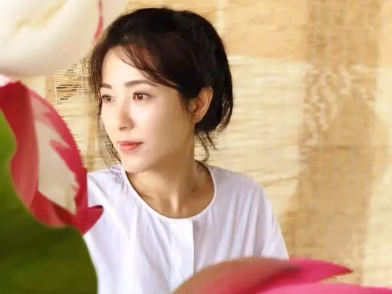 同窗大紅大紫,「班花」曾黎卻不溫不火,事業愛情都被美貌拖累了?