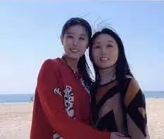 娶大15歲妻子,恩愛至今未再育,待繼女如親生的他,當真完美?