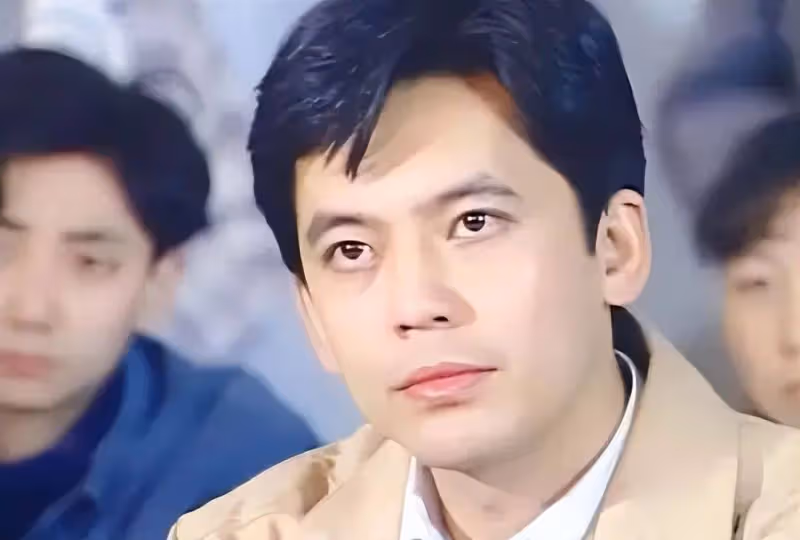 大膽拒絕鞏俐,《亮劍》爆紅至今無緋聞,看到他妻子是誰終於理解