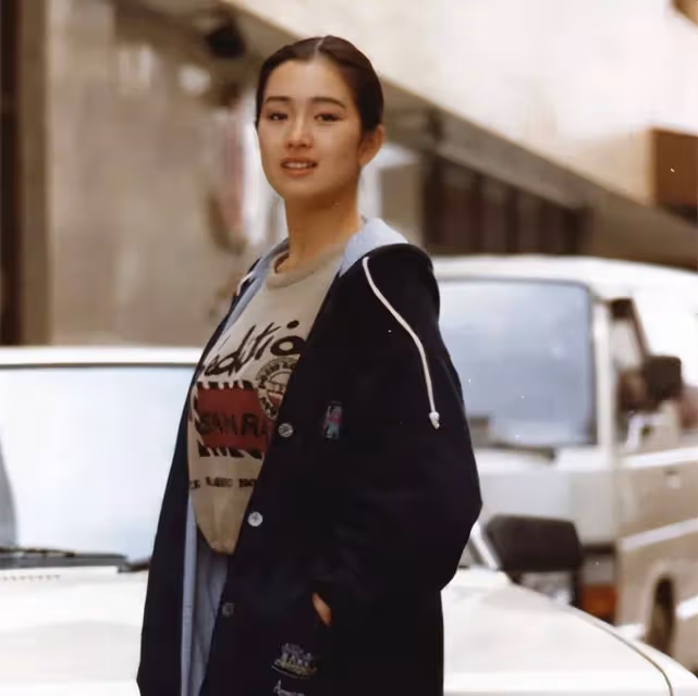 大膽拒絕鞏俐,《亮劍》爆紅至今無緋聞,看到他妻子是誰終於理解