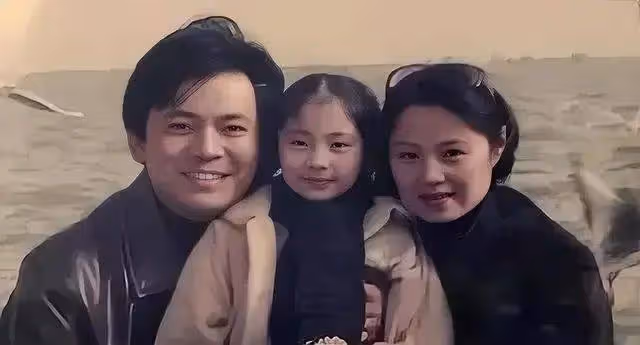 大膽拒絕鞏俐,《亮劍》爆紅至今無緋聞,看到他妻子是誰終於理解