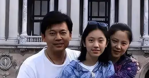 大膽拒絕鞏俐,《亮劍》爆紅至今無緋聞,看到他妻子是誰終於理解