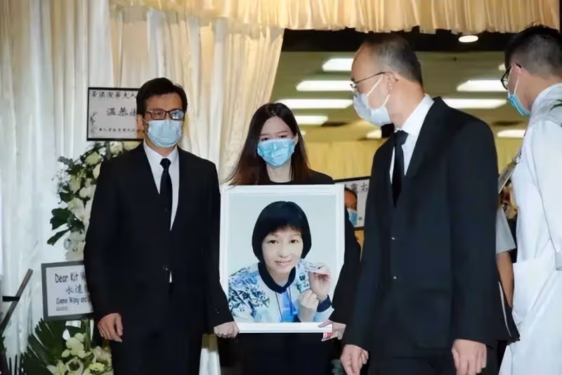 妻子去世已4年,葬禮上曾發誓終身不再娶的黃日華,履行承諾了嗎?