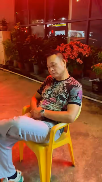 68歲TVB綠葉公廁旁吃飯令網友驚訝，年輕時兩個月工資買到房子