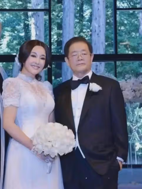 劉曉慶74歲生日,被爆9年前出軌小20歲男友,為何反獲網友力挺?
