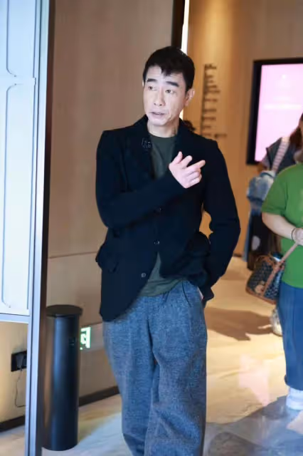 陳小春《聲生不息港樂季2》路透,穿搭時尚有范,整個人非常鬆弛