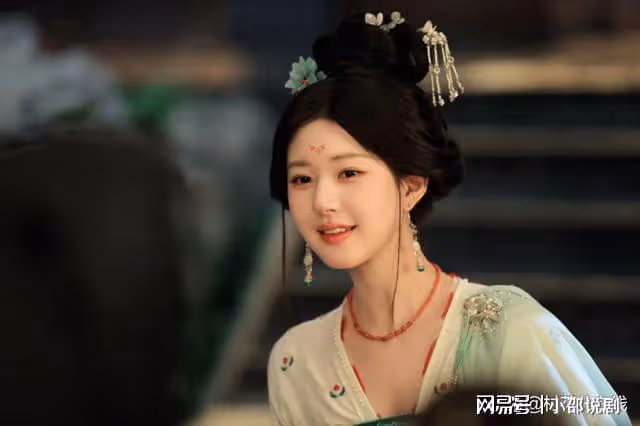 趙露思劉宇寧新劇發布會互動甜翻,她送3套寶格麗給粉絲,羨慕